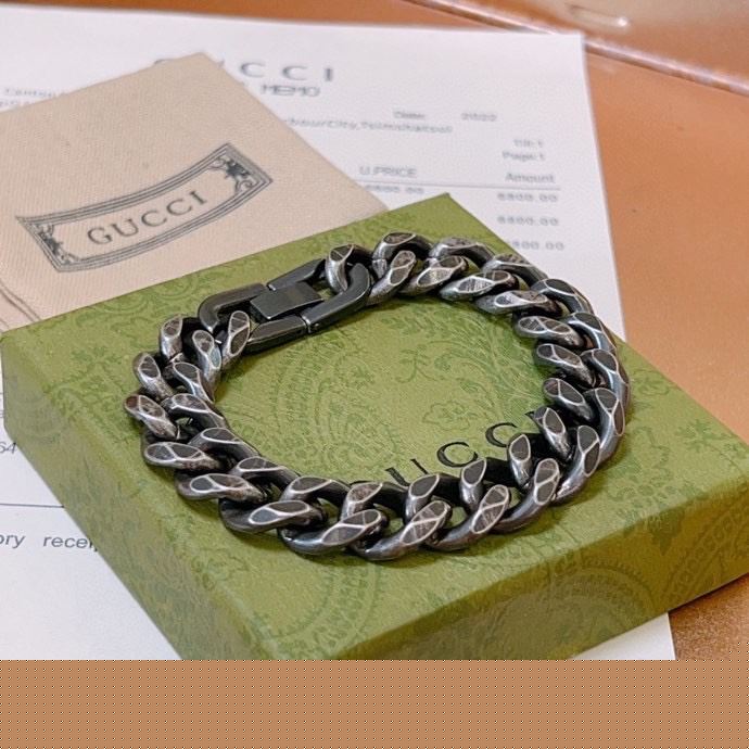 G*u*i bracelets